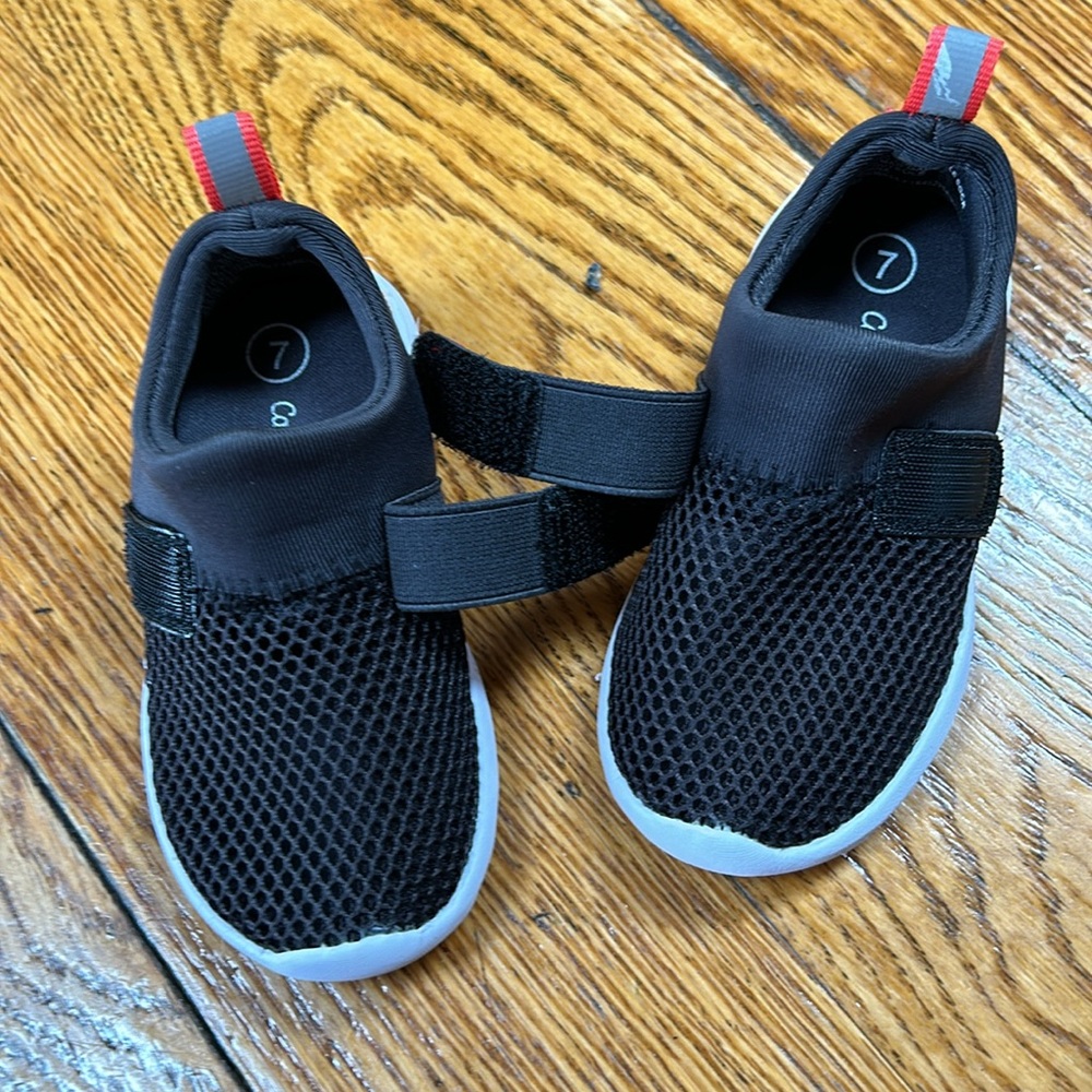Cat and Jack black toddler water shoes. Good condition. Size 7. - Picture 7 of 8